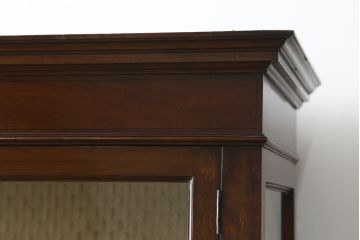 イギリスアンティーク　マホガニー材　細身の脚が上品な雰囲気を醸し出すキャビネット(飾り棚、収納棚、戸棚、ガラスケース、ショーケース)(R-063334)