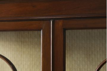 イギリスアンティーク　マホガニー材　細身の脚が上品な雰囲気を醸し出すキャビネット(飾り棚、収納棚、戸棚、ガラスケース、ショーケース)(R-063334)