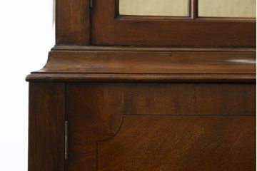 イギリスアンティーク　マホガニー材　細身の脚が上品な雰囲気を醸し出すキャビネット(飾り棚、収納棚、戸棚、ガラスケース、ショーケース)(R-063334)