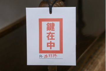 イギリスアンティーク　マホガニー材　細身の脚が上品な雰囲気を醸し出すキャビネット(飾り棚、収納棚、戸棚、ガラスケース、ショーケース)(R-063334)
