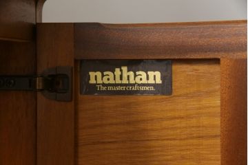 イギリスビンテージ　北欧スタイル　nathan(ネイサン)　チーク材　ユニークな形が個性的なコーナーキャビネット(飾り棚、収納棚、ヴィンテージ)(R-063340)