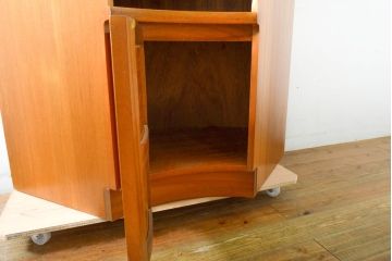 イギリスビンテージ　チーク材　nathan(ネイサン)　カーブを描いた個性的なフォルムが面白いコーナーキャビネット(飾り棚、ラック、収納棚、ヴィンテージ)(R-063341)
