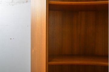 イギリスビンテージ　チーク材　nathan(ネイサン)　カーブを描いた個性的なフォルムが面白いコーナーキャビネット(飾り棚、ラック、収納棚、ヴィンテージ)(R-063341)