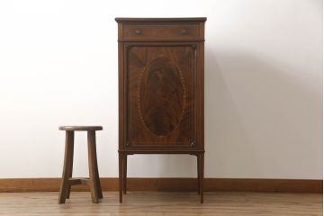 イギリスアンティーク　高級品!!　上手物　マホガニー材　象嵌入り　杢目が美しいアールデコスタイルのサイドキャビネット(戸棚、収納棚)(R-063342)