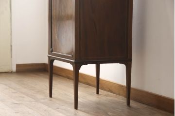 イギリスアンティーク　高級品!!　上手物　マホガニー材　象嵌入り　杢目が美しいアールデコスタイルのサイドキャビネット(戸棚、収納棚)(R-063342)