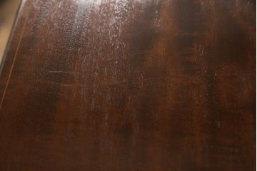 イギリスアンティーク　高級品!!　上手物　マホガニー材　象嵌入り　杢目が美しいアールデコスタイルのサイドキャビネット(戸棚、収納棚)(R-063342)