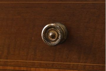 イギリスアンティーク　高級品!!　上手物　マホガニー材　象嵌入り　杢目が美しいアールデコスタイルのサイドキャビネット(戸棚、収納棚)(R-063342)