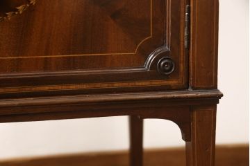 イギリスアンティーク　高級品!!　上手物　マホガニー材　象嵌入り　杢目が美しいアールデコスタイルのサイドキャビネット(戸棚、収納棚)(R-063342)