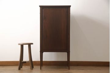 イギリスアンティーク　高級品!!　上手物　マホガニー材　象嵌入り　杢目が美しいアールデコスタイルのサイドキャビネット(戸棚、収納棚)(R-063342)