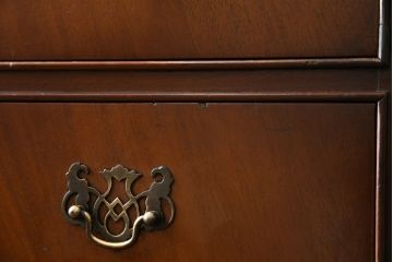 イギリスアンティーク　マホガニー材　美しい杢目が魅力的な小振りなチェスト(引き出し、サイドチェスト)(R-063344)