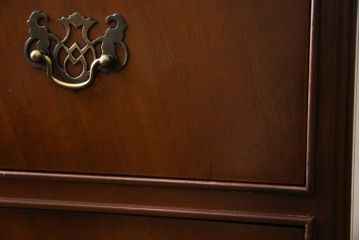 イギリスアンティーク　マホガニー材　美しい杢目が魅力的な小振りなチェスト(引き出し、サイドチェスト)(R-063344)