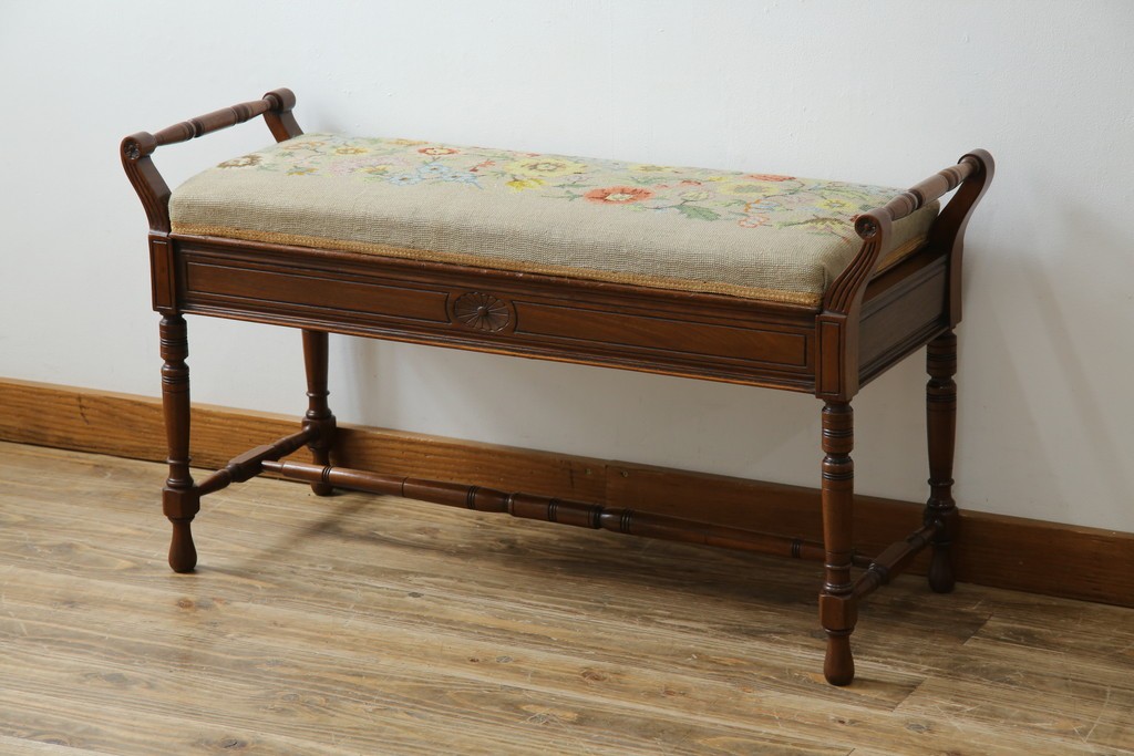 イギリスアンティーク　ウォールナット材　ゴブラン織りの座面がかわいらしい収納付きベンチ　(R-063346)