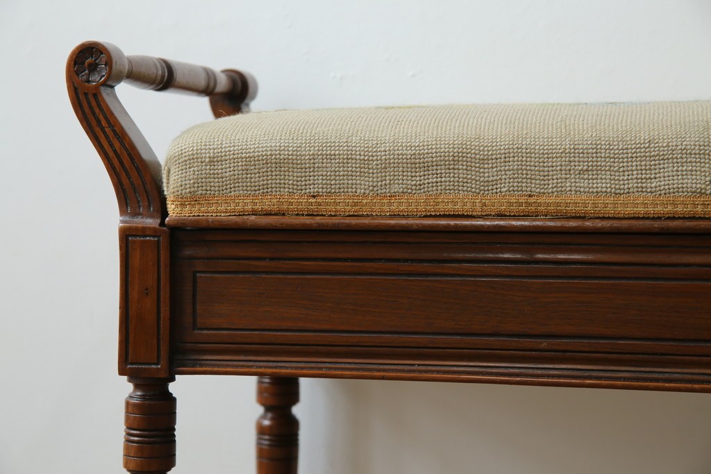 イギリスアンティーク　ウォールナット材　ゴブラン織りの座面がかわいらしい収納付きベンチ　(R-063346)