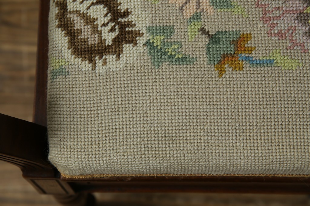 イギリスアンティーク　ウォールナット材　ゴブラン織りの座面がかわいらしい収納付きベンチ　(R-063346)