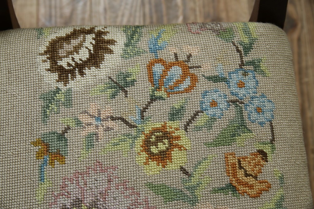 イギリスアンティーク　ウォールナット材　ゴブラン織りの座面がかわいらしい収納付きベンチ　(R-063346)