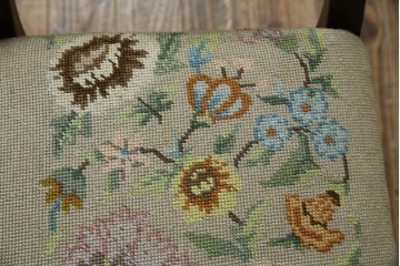 イギリスアンティーク　ウォールナット材　ゴブラン織りの座面がかわいらしい収納付きベンチ　(R-063346)