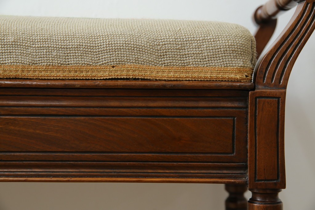 イギリスアンティーク　ウォールナット材　ゴブラン織りの座面がかわいらしい収納付きベンチ　(R-063346)