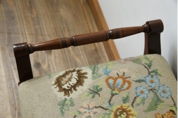 イギリスアンティーク　ウォールナット材　ゴブラン織りの座面がかわいらしい収納付きベンチ　(R-063346)