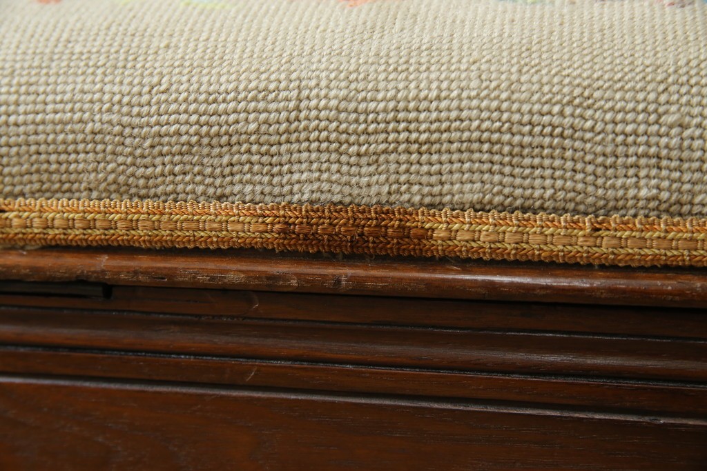 イギリスアンティーク　ウォールナット材　ゴブラン織りの座面がかわいらしい収納付きベンチ　(R-063346)