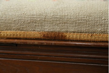 イギリスアンティーク　ウォールナット材　ゴブラン織りの座面がかわいらしい収納付きベンチ　(R-063346)