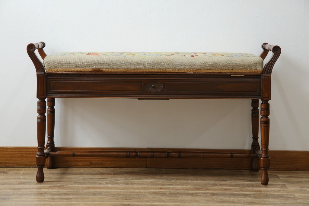 イギリスアンティーク　ウォールナット材　ゴブラン織りの座面がかわいらしい収納付きベンチ　(R-063346)