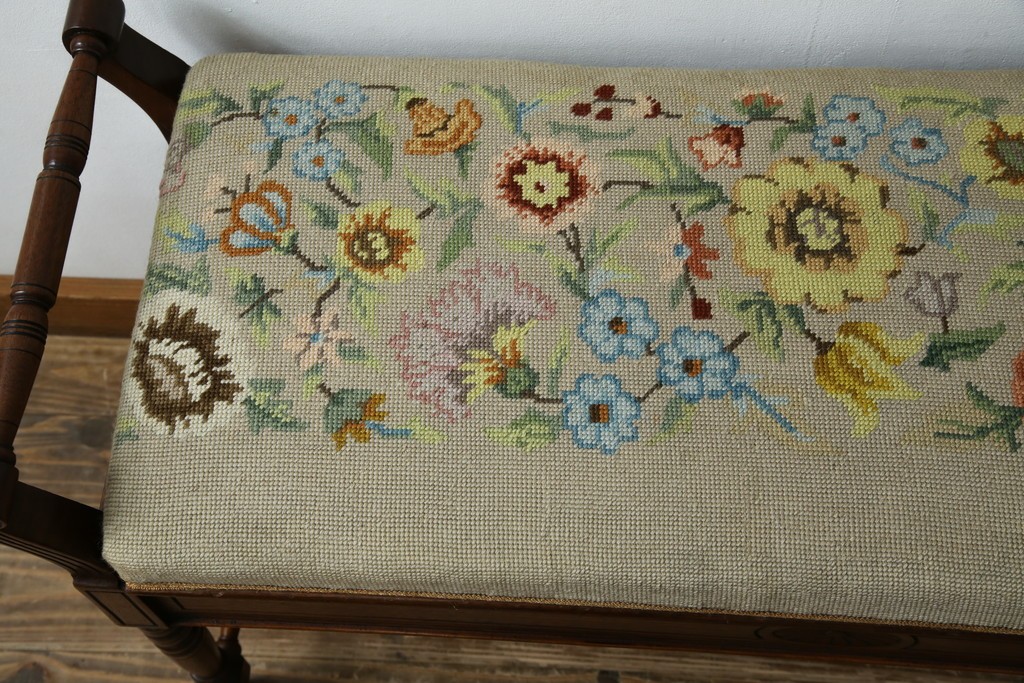 イギリスアンティーク　ウォールナット材　ゴブラン織りの座面がかわいらしい収納付きベンチ　(R-063346)