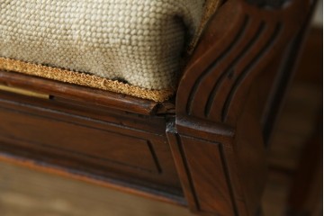 イギリスアンティーク　ウォールナット材　ゴブラン織りの座面がかわいらしい収納付きベンチ　(R-063346)