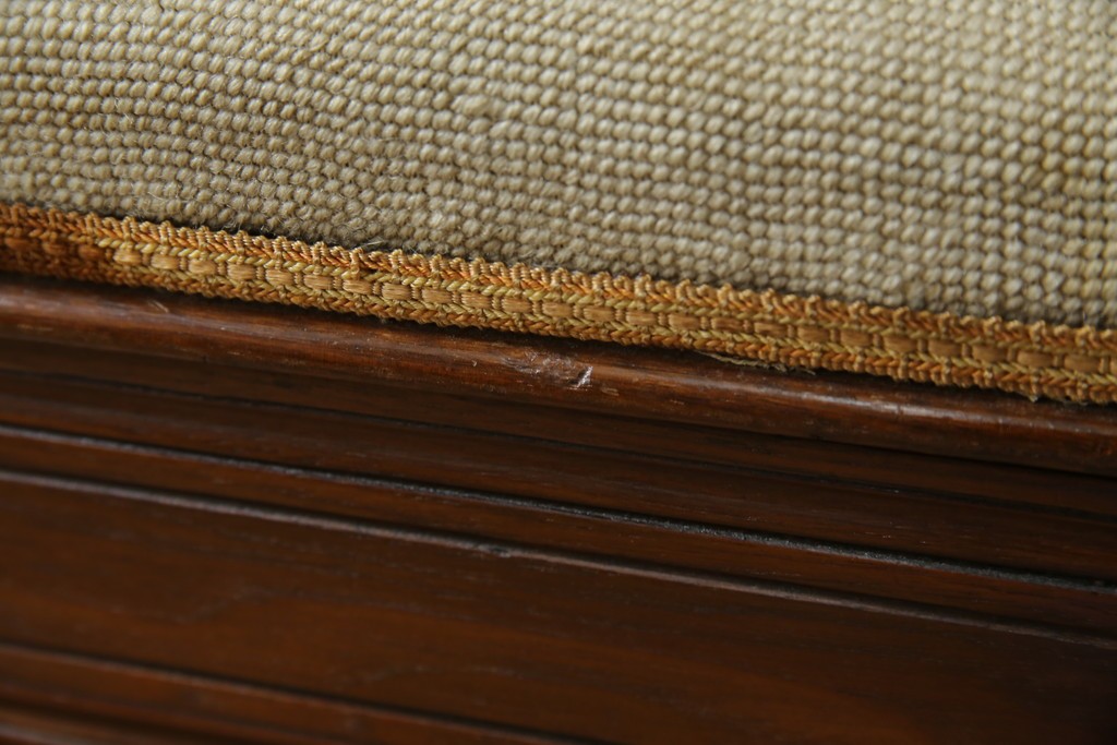 イギリスアンティーク　ウォールナット材　ゴブラン織りの座面がかわいらしい収納付きベンチ　(R-063346)