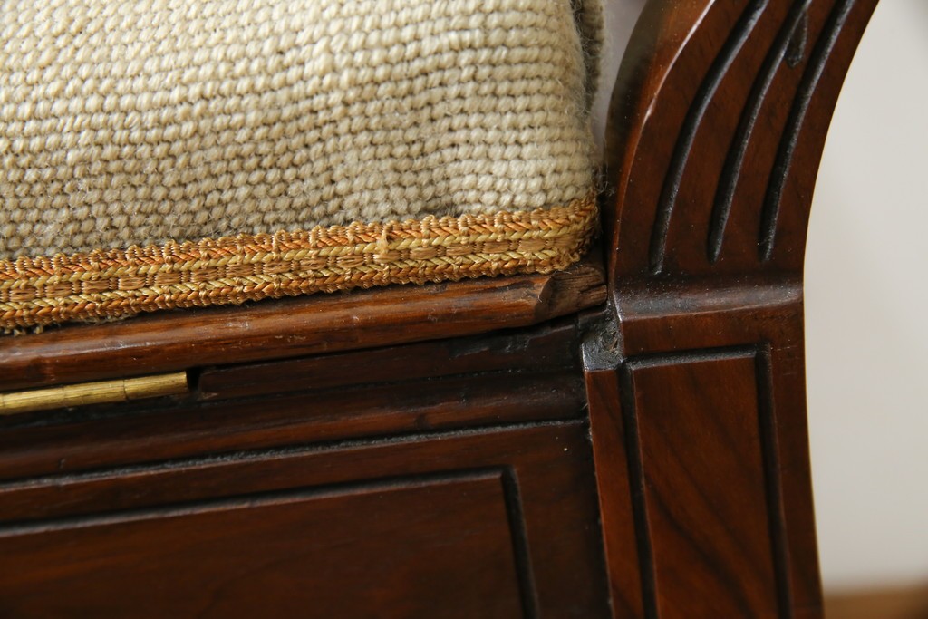 イギリスアンティーク　ウォールナット材　ゴブラン織りの座面がかわいらしい収納付きベンチ　(R-063346)