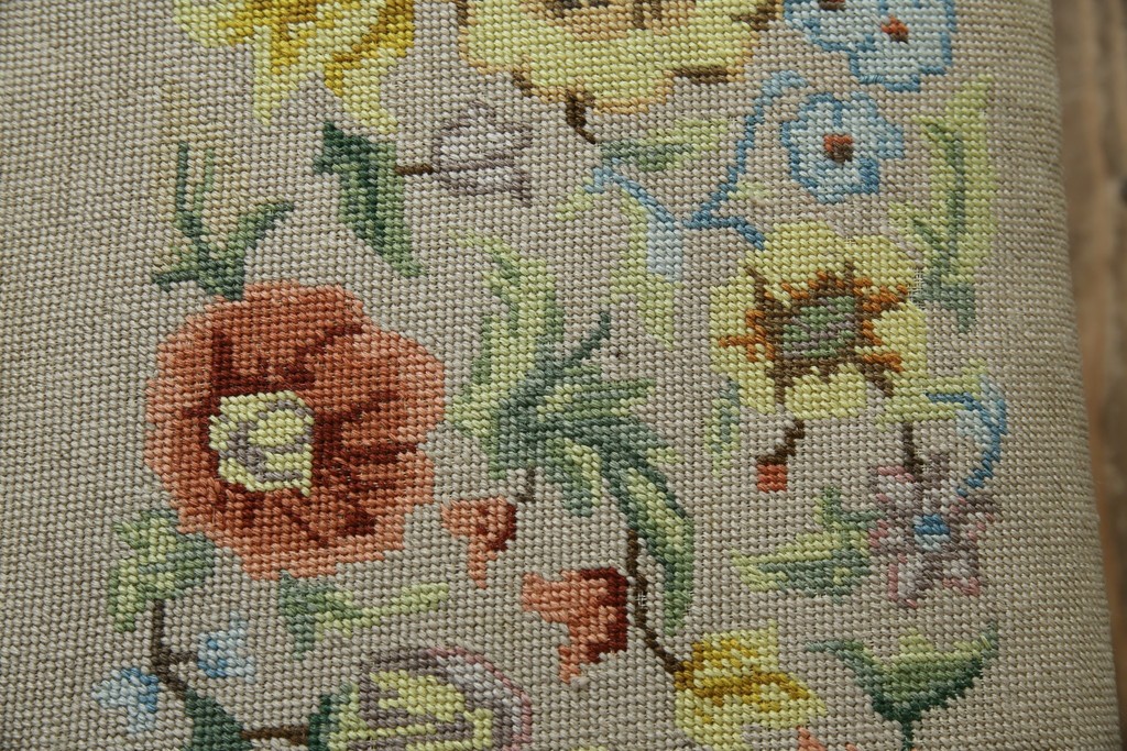 イギリスアンティーク　ウォールナット材　ゴブラン織りの座面がかわいらしい収納付きベンチ　(R-063346)