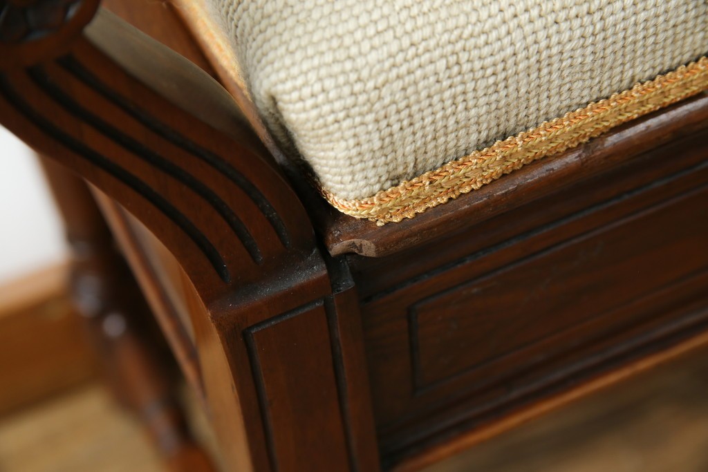 イギリスアンティーク　ウォールナット材　ゴブラン織りの座面がかわいらしい収納付きベンチ　(R-063346)