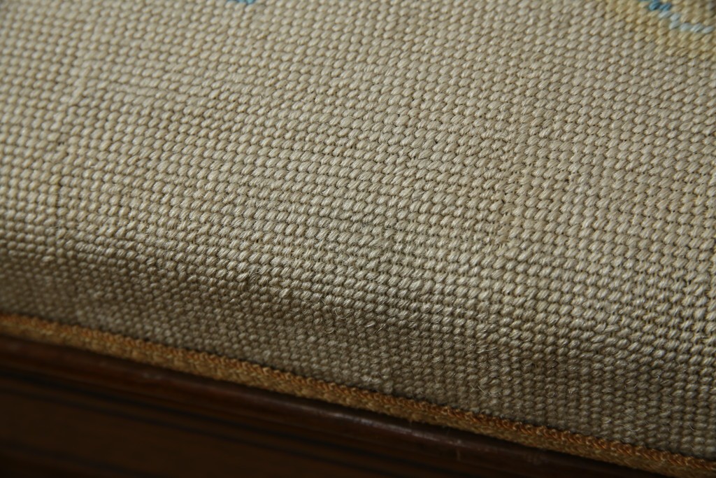 イギリスアンティーク　ウォールナット材　ゴブラン織りの座面がかわいらしい収納付きベンチ　(R-063346)