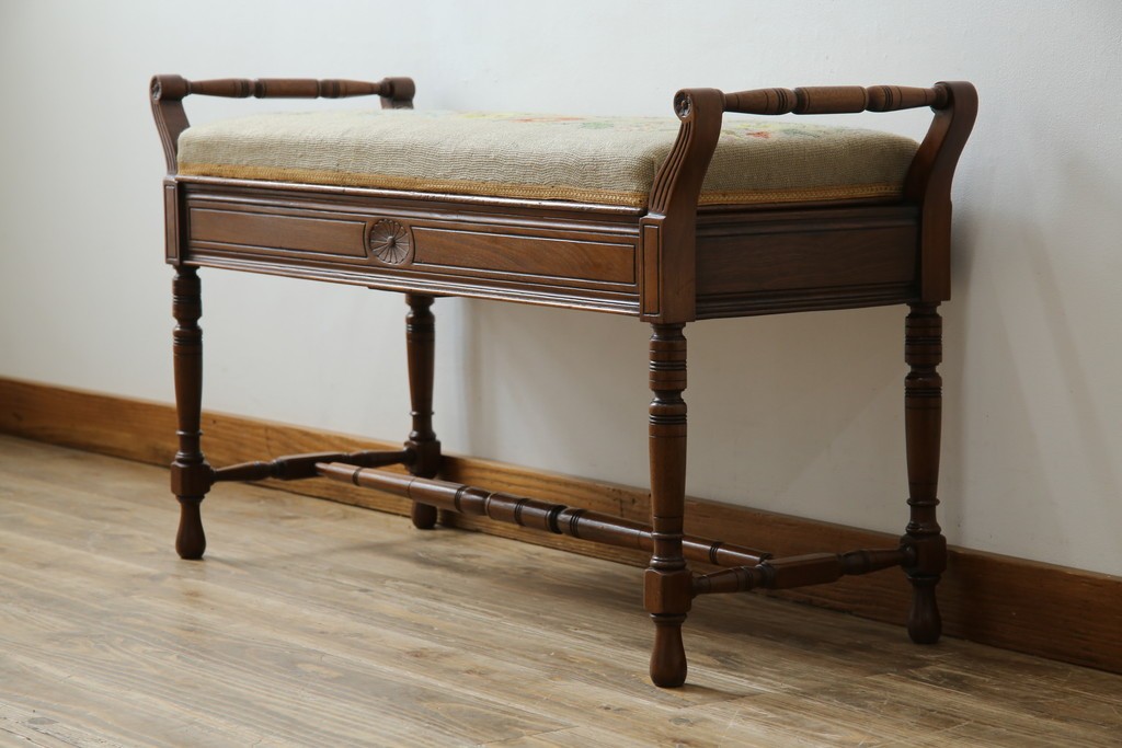 イギリスアンティーク　ウォールナット材　ゴブラン織りの座面がかわいらしい収納付きベンチ　(R-063346)