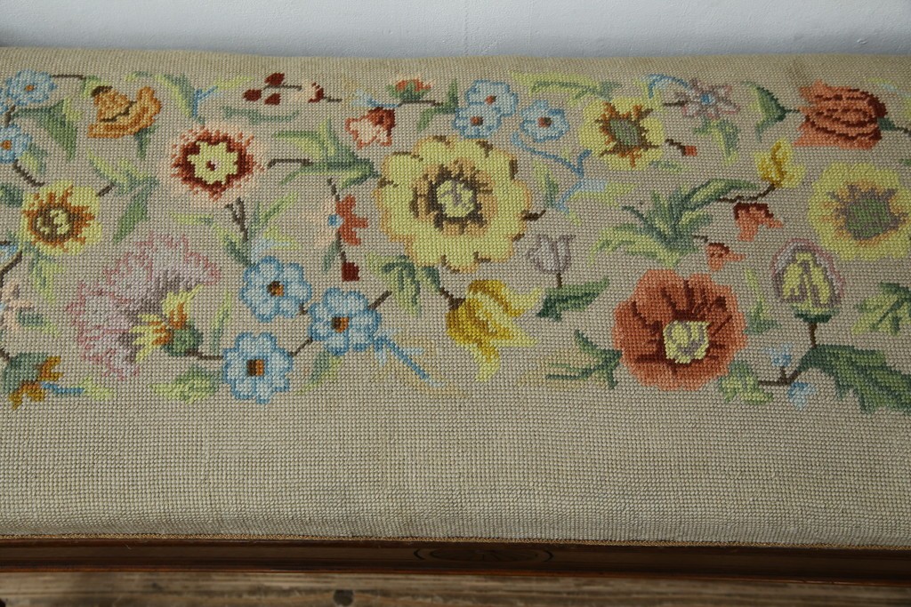 イギリスアンティーク　ウォールナット材　ゴブラン織りの座面がかわいらしい収納付きベンチ　(R-063346)