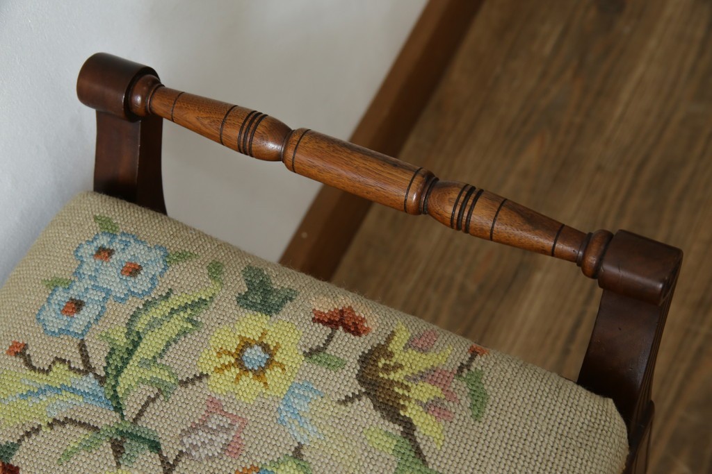 イギリスアンティーク　ウォールナット材　ゴブラン織りの座面がかわいらしい収納付きベンチ　(R-063346)