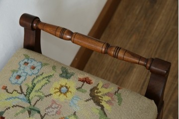 イギリスアンティーク　ウォールナット材　ゴブラン織りの座面がかわいらしい収納付きベンチ　(R-063346)