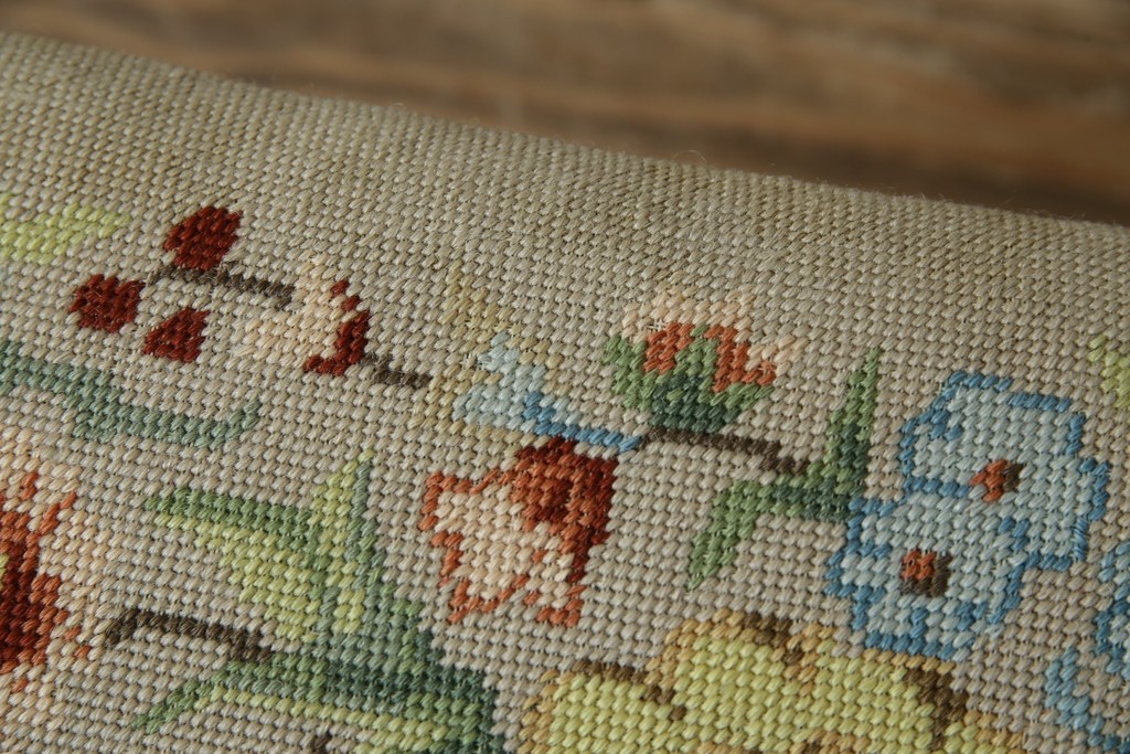 イギリスアンティーク　ウォールナット材　ゴブラン織りの座面がかわいらしい収納付きベンチ　(R-063346)