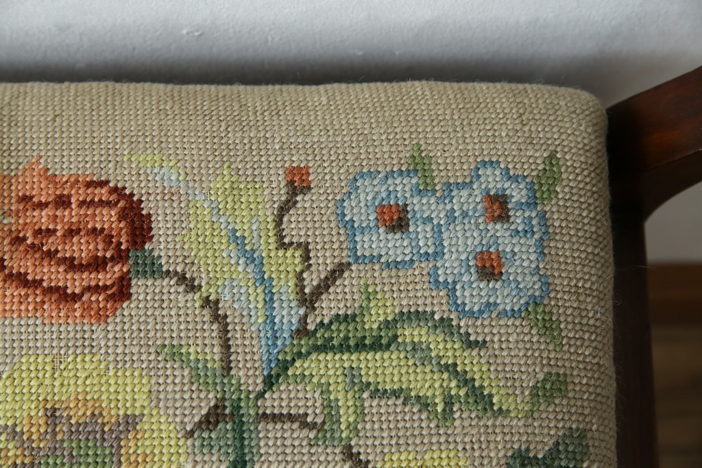 イギリスアンティーク　ウォールナット材　ゴブラン織りの座面がかわいらしい収納付きベンチ　(R-063346)