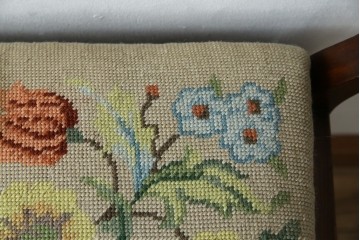 イギリスアンティーク　ウォールナット材　ゴブラン織りの座面がかわいらしい収納付きベンチ　(R-063346)