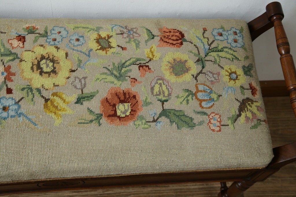 イギリスアンティーク　ウォールナット材　ゴブラン織りの座面がかわいらしい収納付きベンチ　(R-063346)