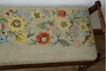 イギリスアンティーク　ウォールナット材　ゴブラン織りの座面がかわいらしい収納付きベンチ　(R-063346)