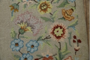 イギリスアンティーク　ウォールナット材　ゴブラン織りの座面がかわいらしい収納付きベンチ　(R-063346)