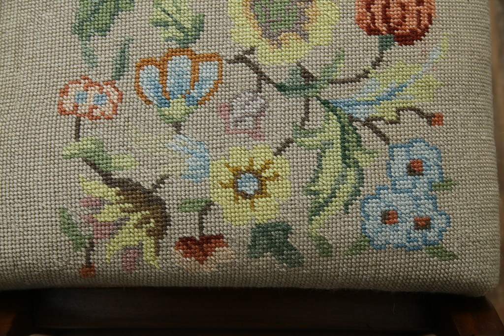 イギリスアンティーク　ウォールナット材　ゴブラン織りの座面がかわいらしい収納付きベンチ　(R-063346)