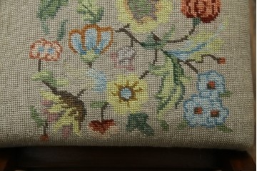 イギリスアンティーク　ウォールナット材　ゴブラン織りの座面がかわいらしい収納付きベンチ　(R-063346)