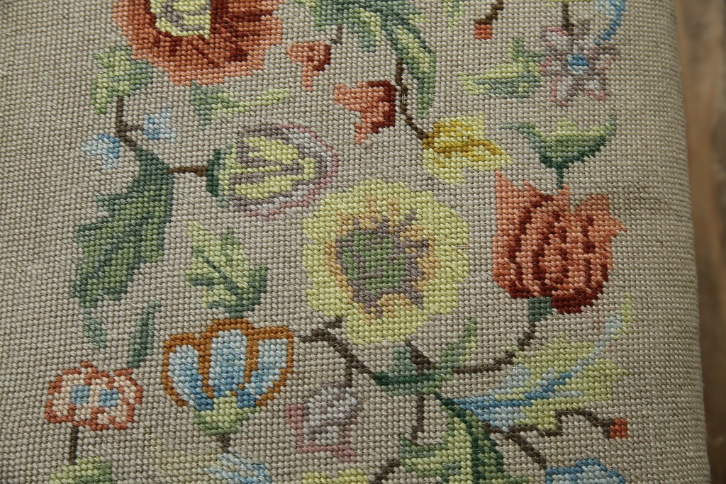 イギリスアンティーク　ウォールナット材　ゴブラン織りの座面がかわいらしい収納付きベンチ　(R-063346)