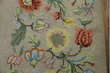 イギリスアンティーク　ウォールナット材　ゴブラン織りの座面がかわいらしい収納付きベンチ　(R-063346)