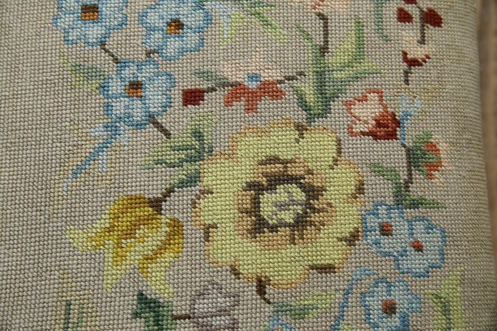 イギリスアンティーク　ウォールナット材　ゴブラン織りの座面がかわいらしい収納付きベンチ　(R-063346)