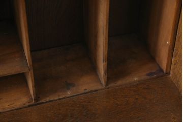 イギリスアンティーク　オーク材　コンパクトなサイズが取り入れやすい薄型ライティングビューロー(収納棚、ワークデスク、在宅ワーク用デスク、在宅用、机)(R-063349)