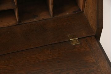 イギリスアンティーク　オーク材　コンパクトなサイズが取り入れやすい薄型ライティングビューロー(収納棚、ワークデスク、在宅ワーク用デスク、在宅用、机)(R-063349)