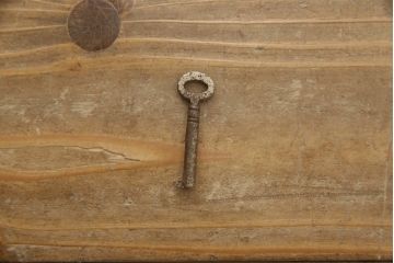 イギリスアンティーク　オーク材　コンパクトなサイズが取り入れやすい薄型ライティングビューロー(収納棚、ワークデスク、在宅ワーク用デスク、在宅用、机)(R-063349)